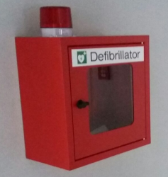 Der Kasten für einen der Defibrillatoren