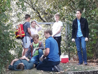 Versorgung von Verletzten nach einer Schlägerei durch den Schulsanitätsdienst